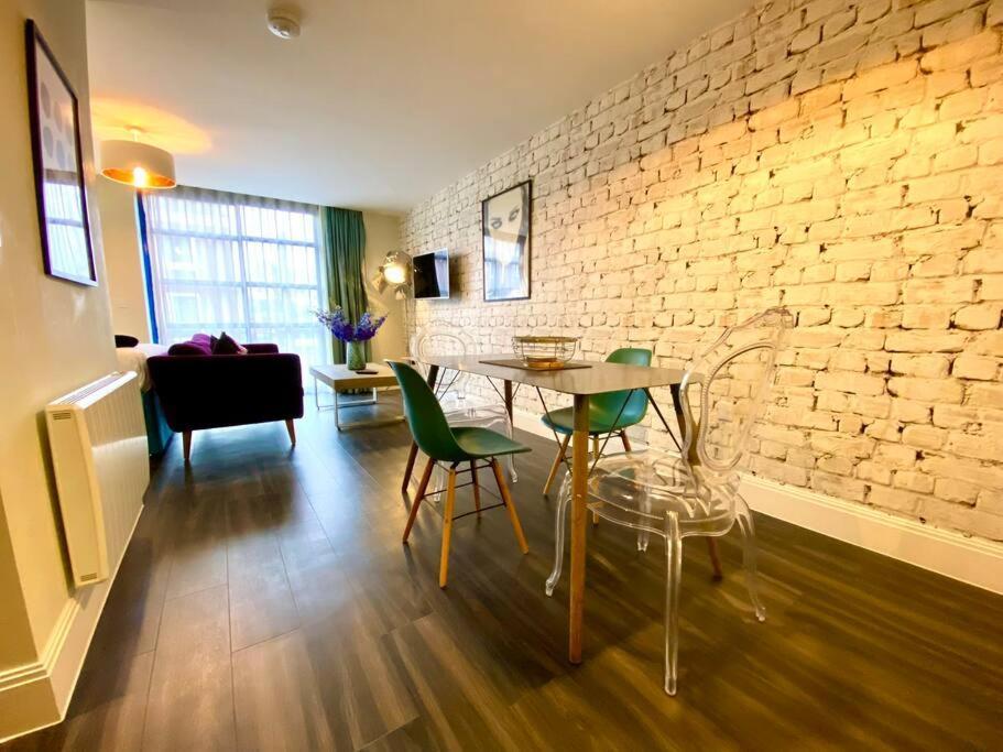 Stunning Apartment Suite - Free Parking & Wifi! Poole Extérieur photo