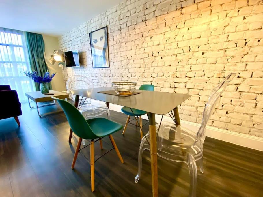 Stunning Apartment Suite - Free Parking & Wifi! Poole Extérieur photo